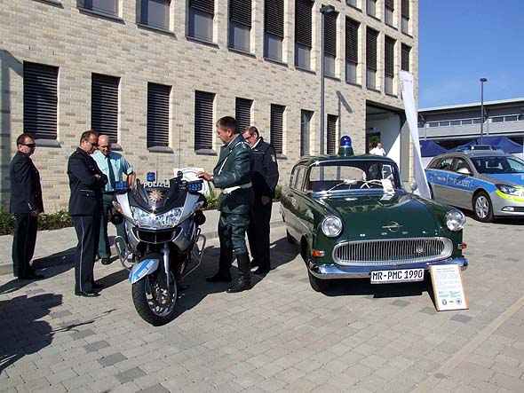 Bild vom Tag der offen Tür des Polizeipräsidiums Mittelhessen, neben dem Opel P1 aus dem Polizeioldtimer Museum Marburg steht rechts der Opel Insignia - aktuelle Neuzugang im Museum